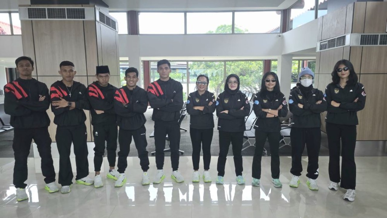 Manajer Rosi Nurasjati (keempat kanan) bersama para atlet kickboxing Indonesia yang akan berlaga di SEA Games 2025 Thailand
