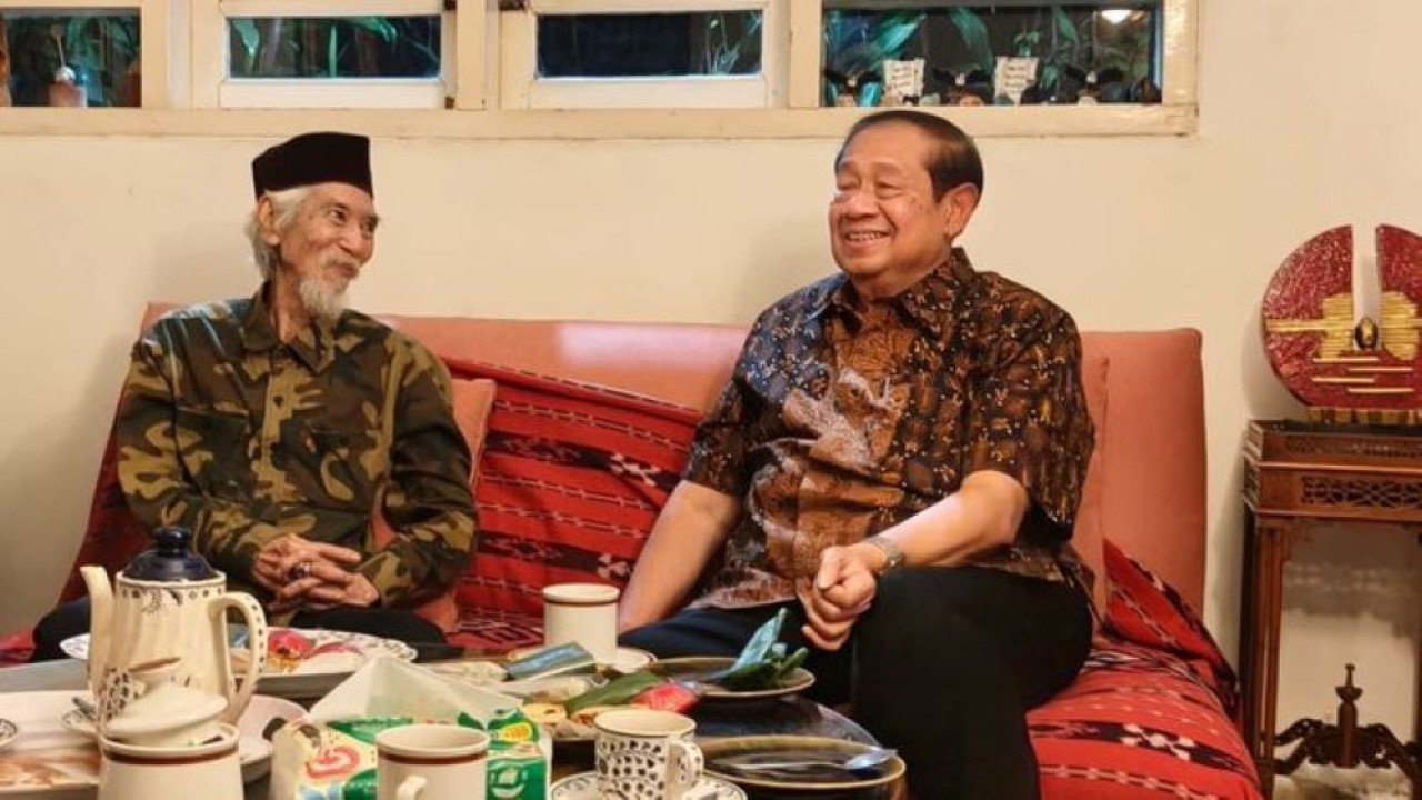 Presiden ke-6 RI Susilo Bambang Yudhoyono atau SBY bersilaturahmi dengan personel Koes Plus, Yok Koeswoyo. (ist)