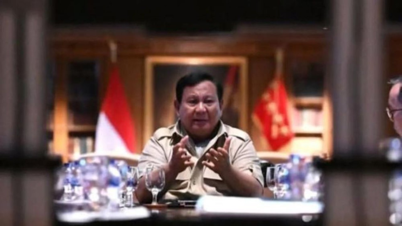Presiden Prabowo Subianto dan jajaran menteri menggelar rapat di Hambalang, Bogor, Jawa Barat, Minggu 23 Novemer 2025 ANTARA/HO- BPMI Setpres.