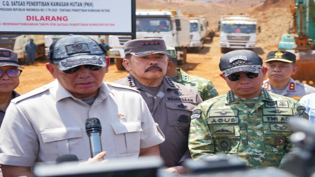 Panglima TNI Jenderal TNI Agus Subiyanto bersama Menteri Pertahanan RI Sjafrie Sjamsoeddin, Jaksa Agung ST Burhanuddin dan Kapolri Jenderal Polisi Listyo Sigit Prabowo meninjau langsung lokasi penertiban kawasan hutan oleh Satuan Tugas Penertiban Kawasan Hutan (Satgas PKH) yang sebelumnya digunakan untuk aktivitas penambangan nikel ilegal di Desa Laroenai, Kecamatan Bungku Pesisir, Kabupaten Morowali, Sulawesi Tengah/ist
