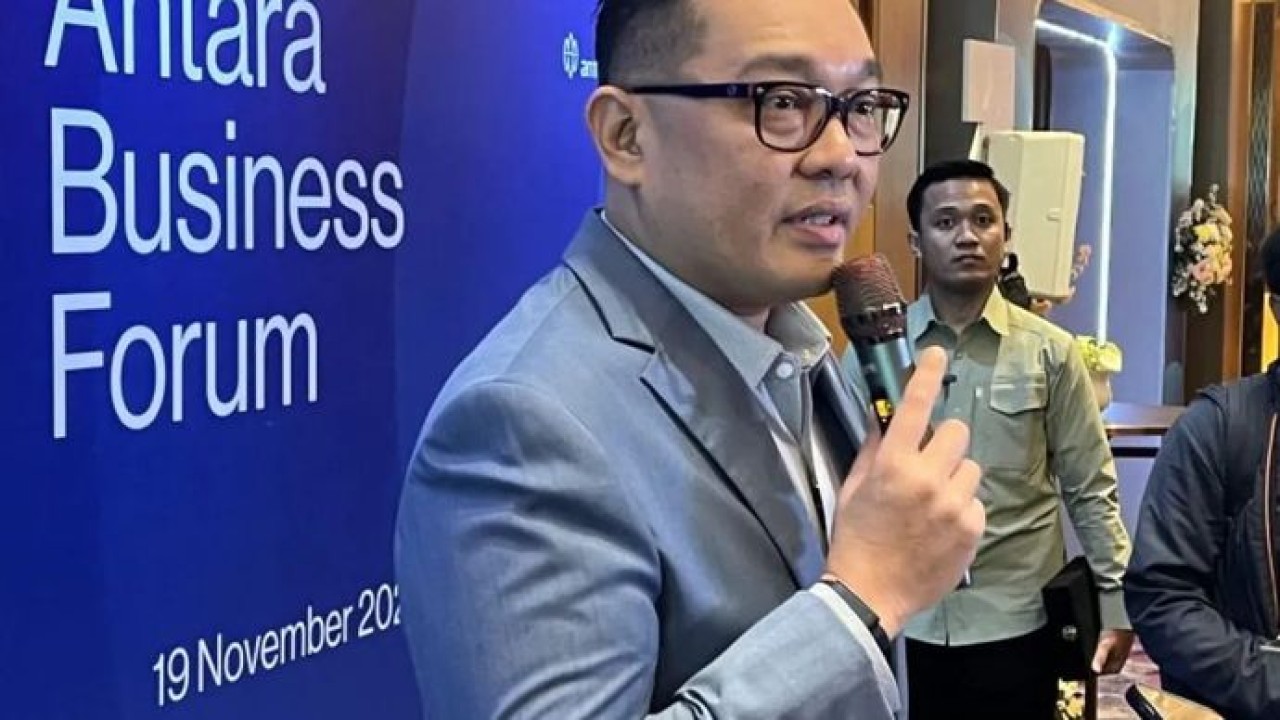 Wakil Menteri (Wamen) Investasi dan Hilirisasi Todotua Pasaribu memberi keterangan ketika ditemui di sela-sela Antara Business Forum di Jakarta, Rabu 19 November 2025. ANTARA/Putu Indah Savitri. (Antara)