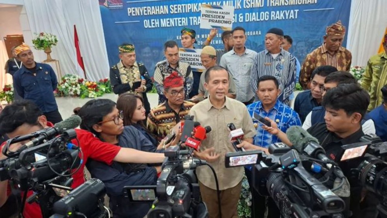 Menteri Transmigrasi Iftitah Sulaiman serahkan 402 SMH ke warga Kabupaten Muna Sultra (Zaki Islami / NTV News)