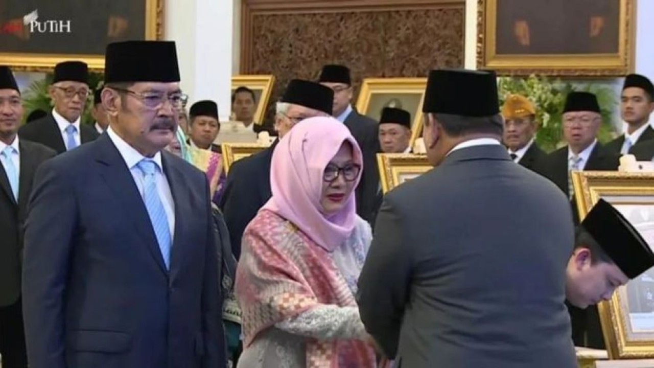 Tangkapan layar - Presiden Prabowo Subianto menyerahkan gelar Pahlawan Nasional kepada Presiden ke-2 Republik Indonesia Soeharto, yang diterima oleh putri sulungnya Siti Hardijanti Rukmana atau Tutut Soeharto selaku ahli waris, di Istana Negara, Jakarta, Senin, 10 November 2025. (ANTARA/Fathur Rochman) (Antara)