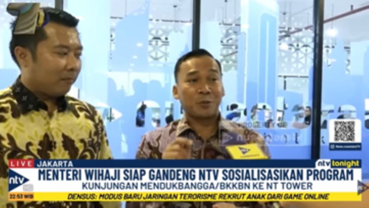 Menteri Kependudukan dan Pembangunan Keluarga/Kepala BKKBN, Wihaji bersama Direktur Nusantara TV Randy Tampubolon