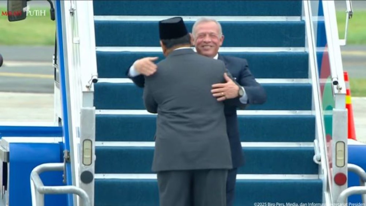 Presiden Prabowo Subianto menyambut kedatangan Raja Kerajaan Yordania Hasyimiah, Raja Abdullah II ibn Al Hussein dengan pelukan hangat saat tiba di Pangkalan Udara Halim Perdanakusuma, Jakarta (Istimeawa)