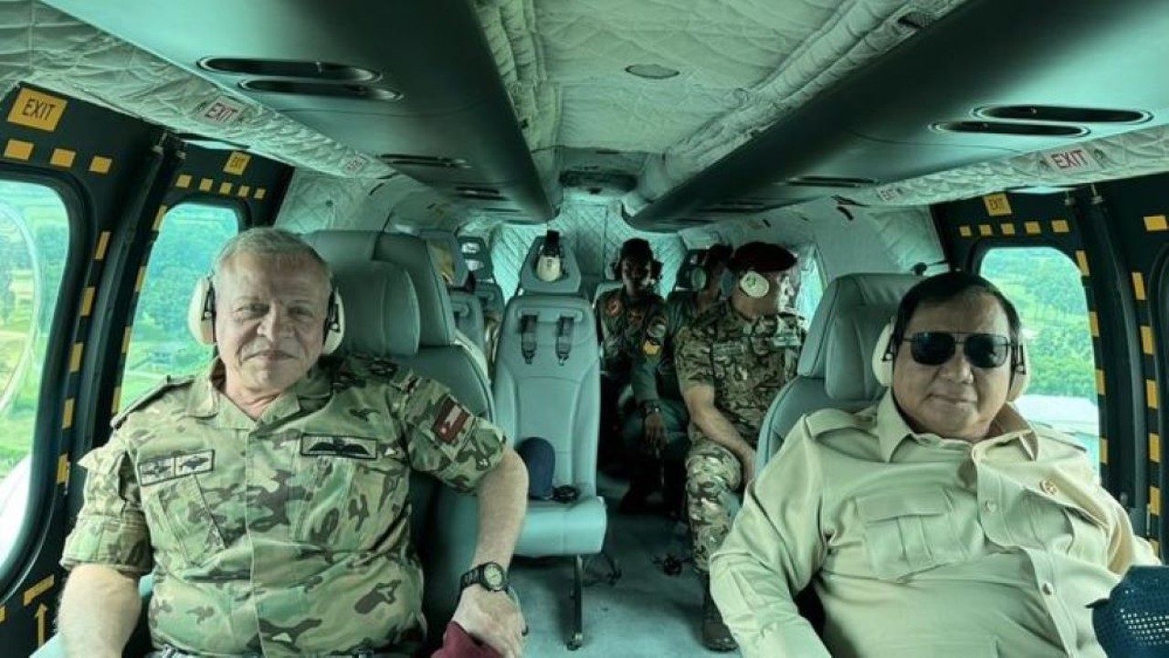 Raja Abdullah pakai seragam militer didampingi Prabowo Subianto saat naik helikopter (IGL Prabowo)