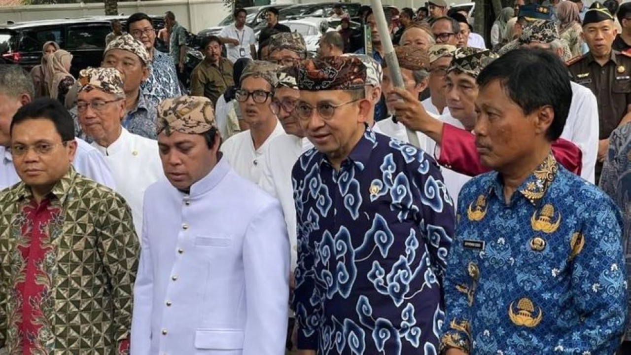 Menteri Kebudayaan (Menbud) RI Fadli Zon (dua dari kanan) saat berkunjung ke salah satu keraton di Kota Cirebon, Jawa Barat, Senin, 17 November 2025. (Antara)
