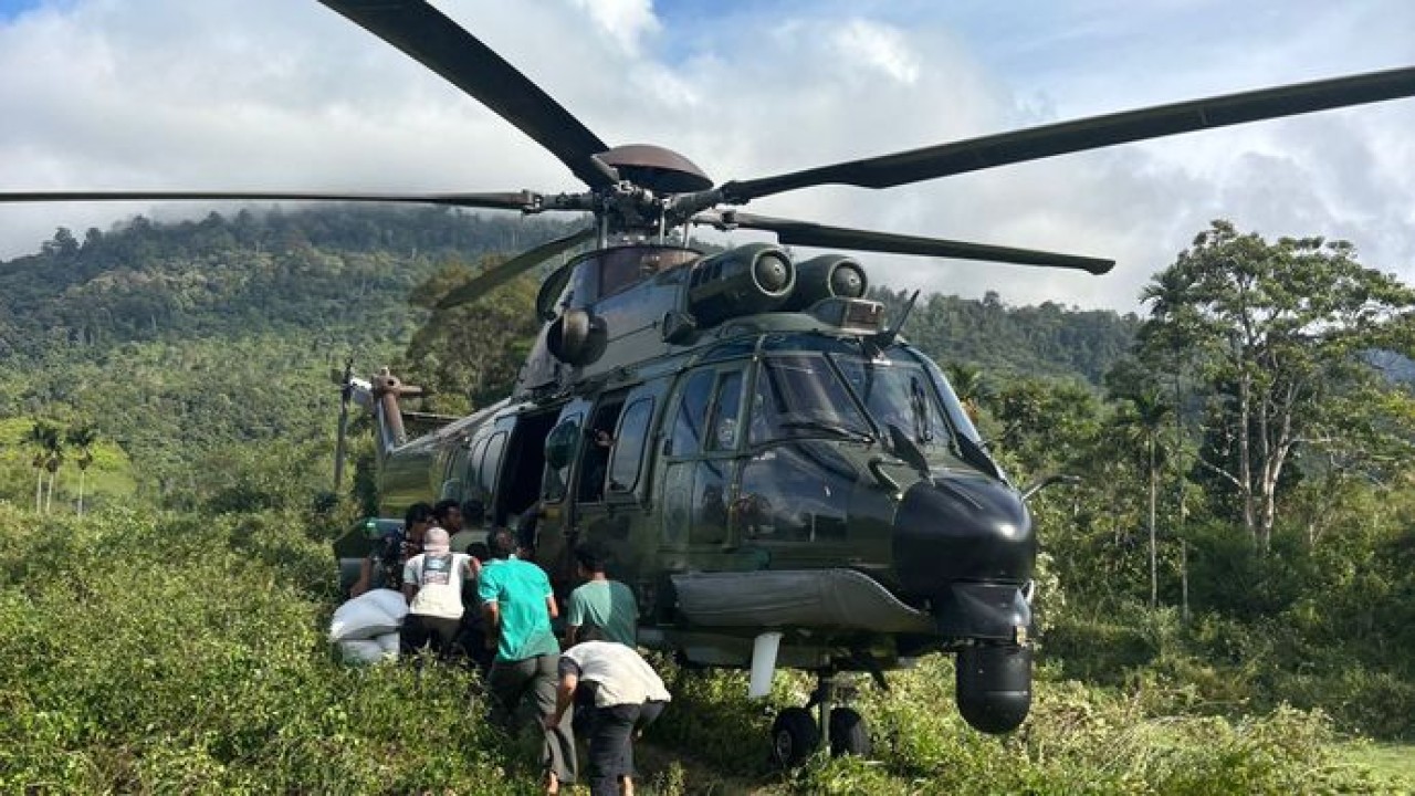 Heli terus dikerahkan ke titik terisolasi Aceh antar ribuan ton beras dan logistik (Dok: NTVNews.id)