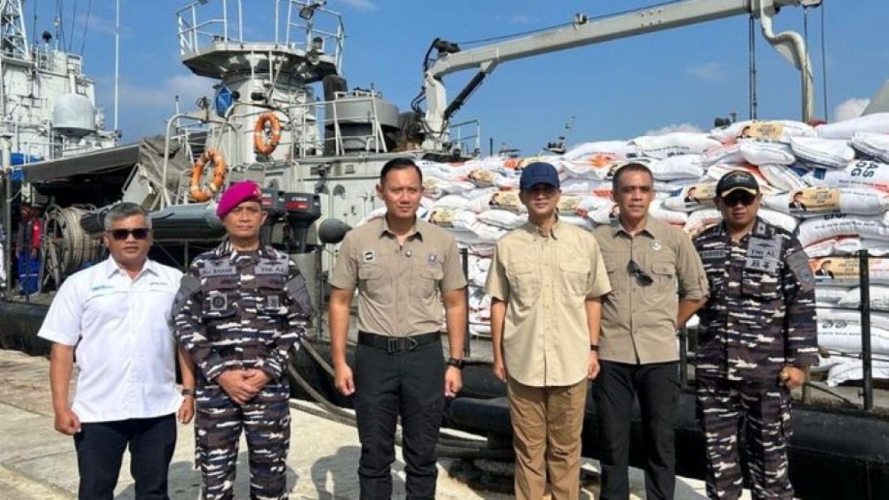 Bantuan Presiden untuk korban bencana alam di Aceh dan Sumatra dilepas oleh Menko Infrastruktur dan Pembangunan Kewilayahan Agus Harimurti Yudhoyono (AHY). (Foto: Istimewa)