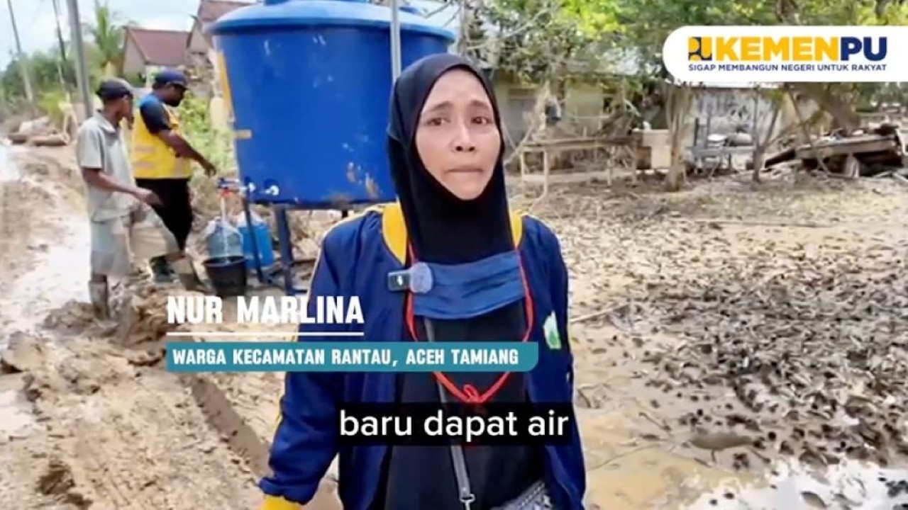 Nur Marlina, seorang warga di Kecamatan Rantau, mengungkapkan rasa syukurnya atas kembali mengalirnya air ke rumah-rumah penduduk.  (Foto: Istimewa)