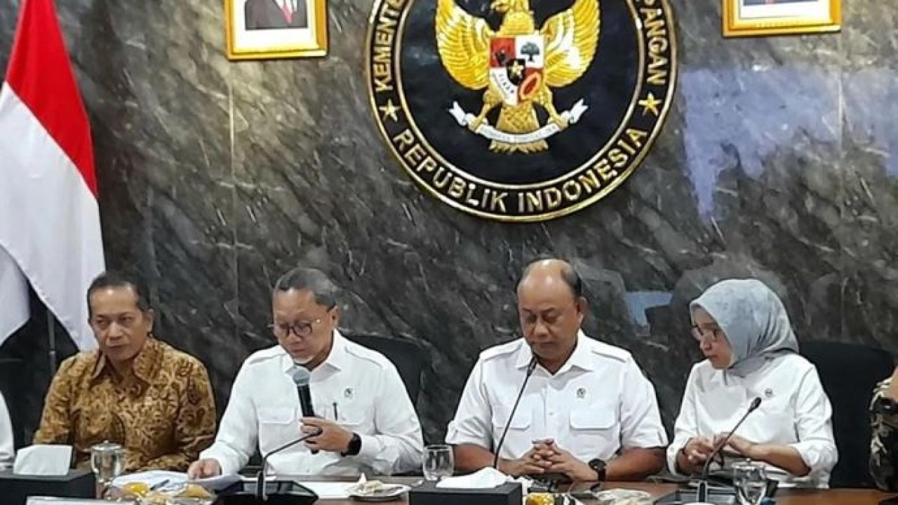 Kepala BGN Dadan Hindayana (dua dari kanan) dalam rapat bersama Menko Pangan Zulkifli Hasan (dua dari kiri) di Jakarta, Rabu 3 desember 2025. ANTARA/Lintang Budiyanti Prameswari (Antara)
