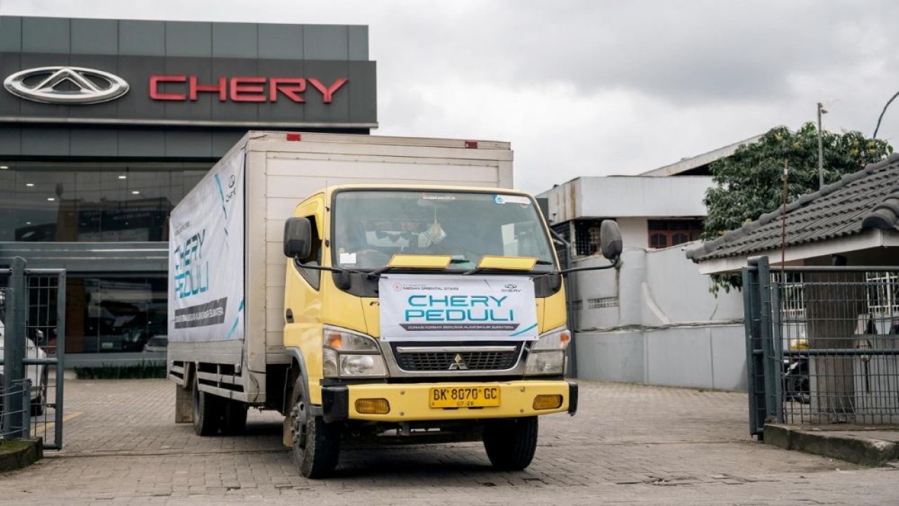 Chery menyalurkan bantuan tanggap bencana kepada warga terdampak banjir melalui BPBD Kota Medan. (Foto: Istimewa)