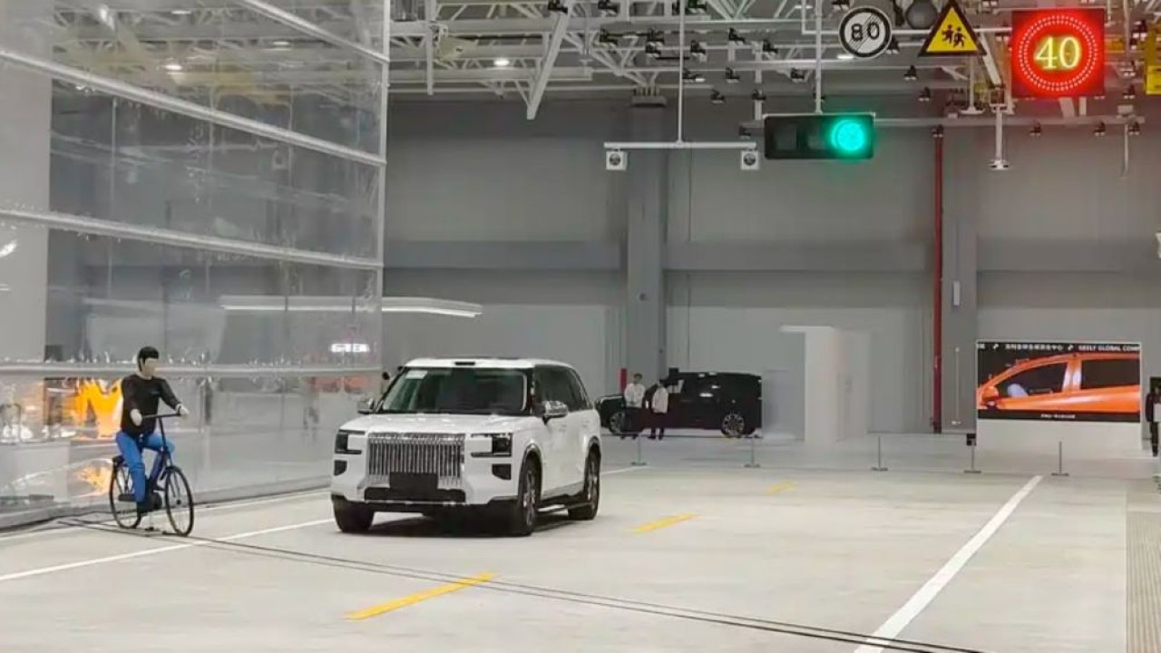 Geely Auto Group resmi membuka fasilitas keselamatan otomotif terbarunya yang berlokasi di Teluk Hangzhou, Provinsi Zhejiang, China. (Foto: Istimewa via ArenaEV)