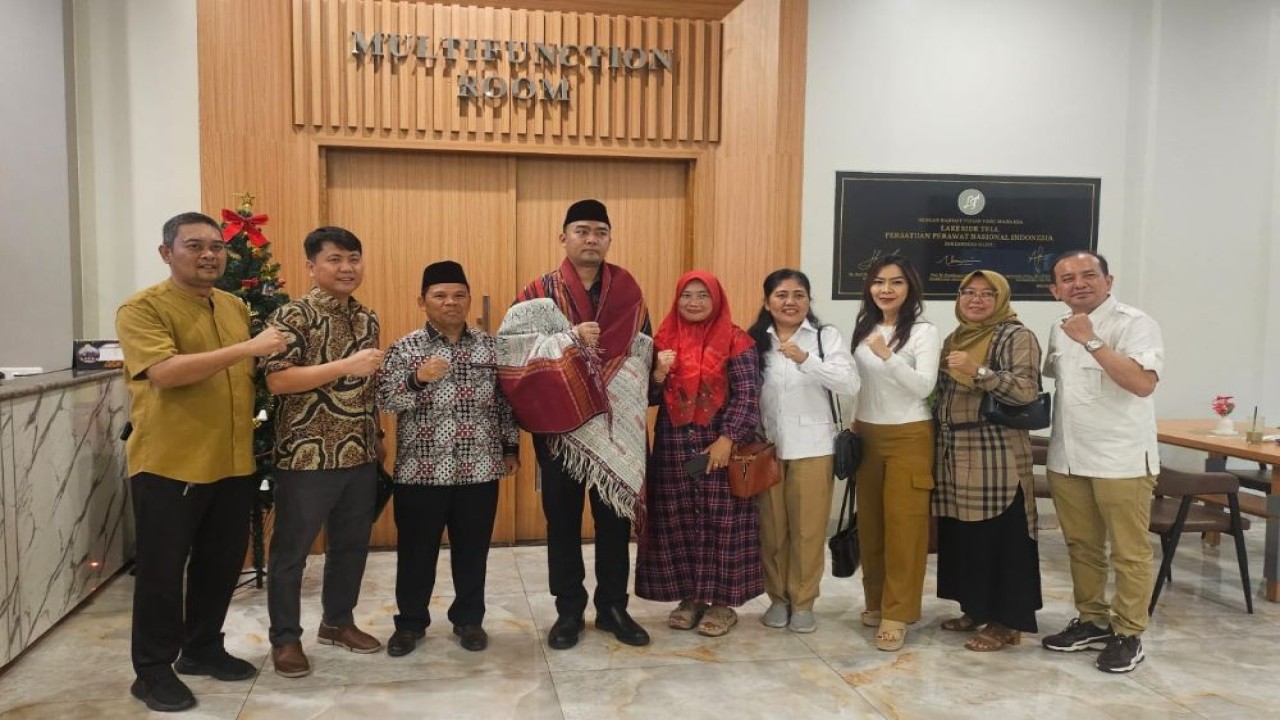 GEKIRA bersama Staf Khusus Menteri Agama Republik Indonesia, Gugun Gumilar turut mendampingi sekaligus merayakan Ibadah Natal bersama jemaat HKBP Cikarang yang digelar di Lakeside Tel Cikarang, Kamis (25/12/2025). (Foto: Istimewa)