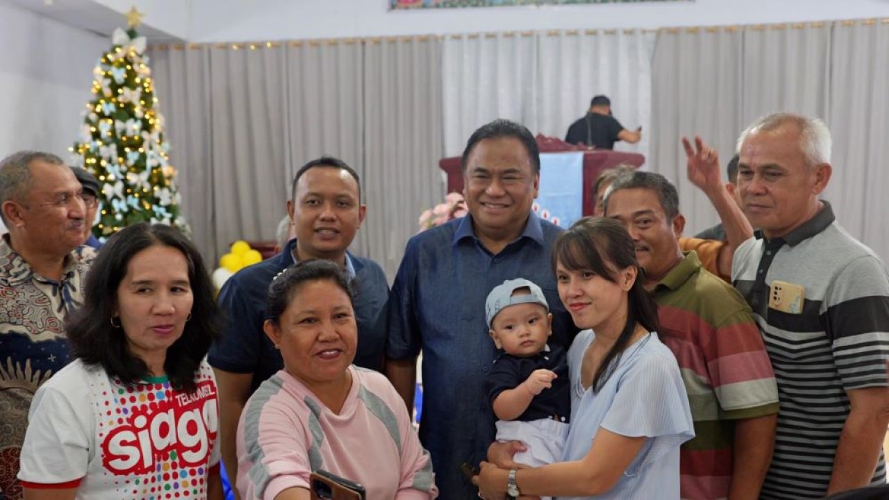 Anggota DPR RI dari Provinsi Gorontalo, Rachmat Gobel, ikut menyambut Natal 2025 dengan berbagi suka cita bersama masyarakat/ist