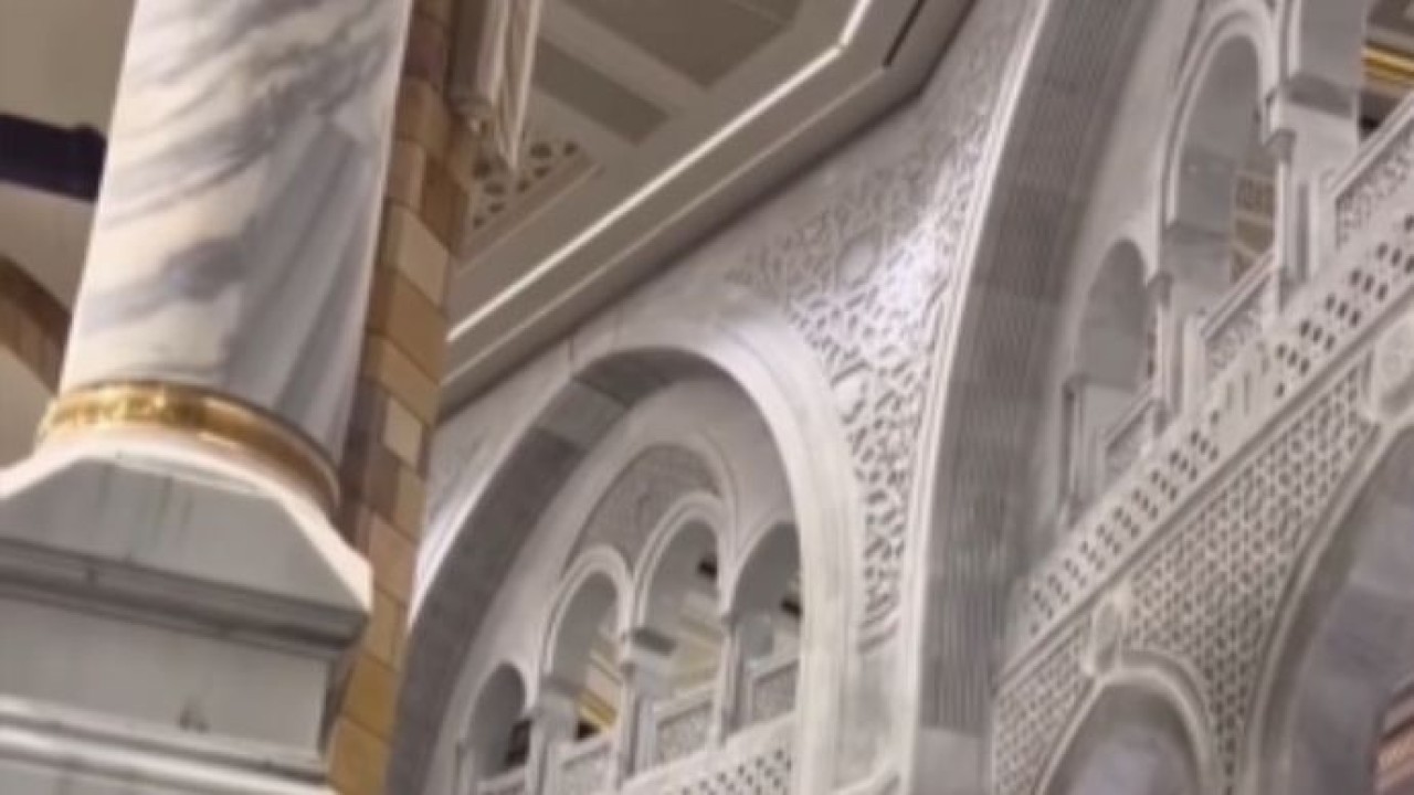 Pria loncat dari lantai atas Masjidil Haram Terekam Kamera (Instagram @squad_haramain)