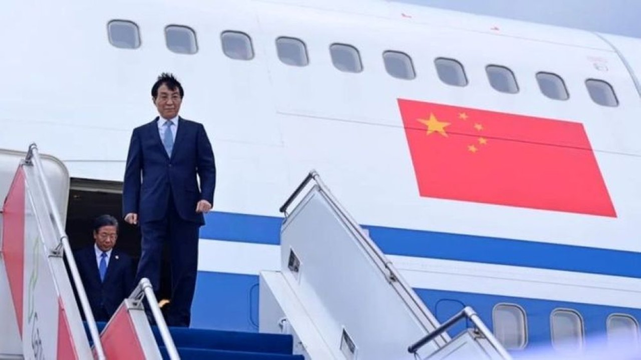 Ketua Majelis Permusyawaratan Rakyat (MPR) Tiongkok Wang Huning, tiba di Bandara Internasional Soekarno-Hatta, Tangerang, Provinsi Banten, Rabu, 3 Desember 2025. (Foto: ANTARA/HO-Biro Pers Sekretariat Presiden)