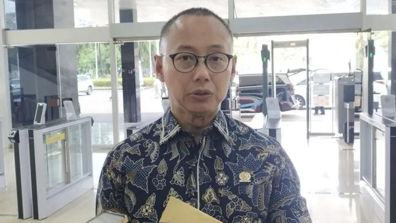 Wakil Ketua MPR RI Eddy Soeparno di kompleks parlemen, Jakarta, Jumat 7 November 2025. (ANTARA/Bagus Ahmad Rizaldi) (Antara)