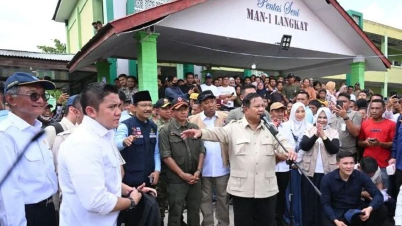 Presiden Prabowo Subianto menyapa para korban terdampak banjir saat meninjau di posko pengungsian MAN 1 Langkat, Kabupaten Langkat, Sumatera Utara, Sabtu 13 Desember 2025. (Foto: ANTARA/HO-Biro Pers Sekretariat Presiden)