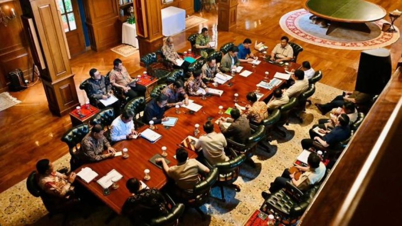 Presiden Prabowo Subianto membahas penanganan bencana Sumatra dan kesiapan libur akhir tahun. (Foto: Istimewa/Instagram @sekretariat.kabinet)