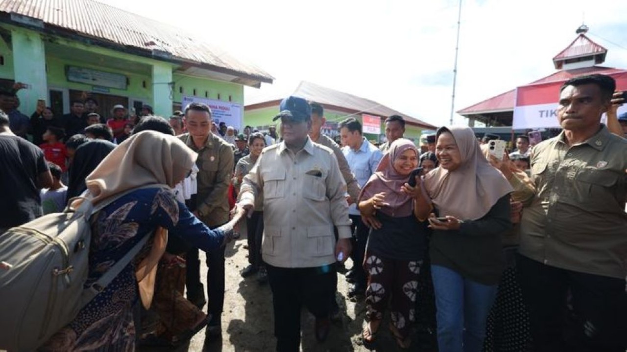 Presiden Prabowo Subianto tiba di Posko Pengungsian Desa Salareh Aia, Kabupaten Agam, Sumatra Barat, pada Kamis, 18 Desember 2025. (Foto: Istimewa)