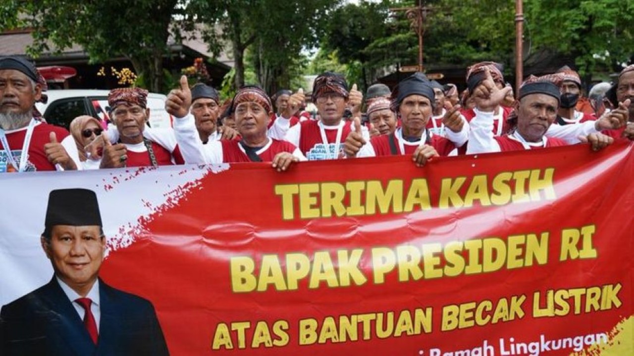 Yayasan Gerakan Solidaritas Nasional (GSN) membagikan becak listrik bantuan dari Presiden Prabowo Subianto. (Foto: Dok/Istimewa)
