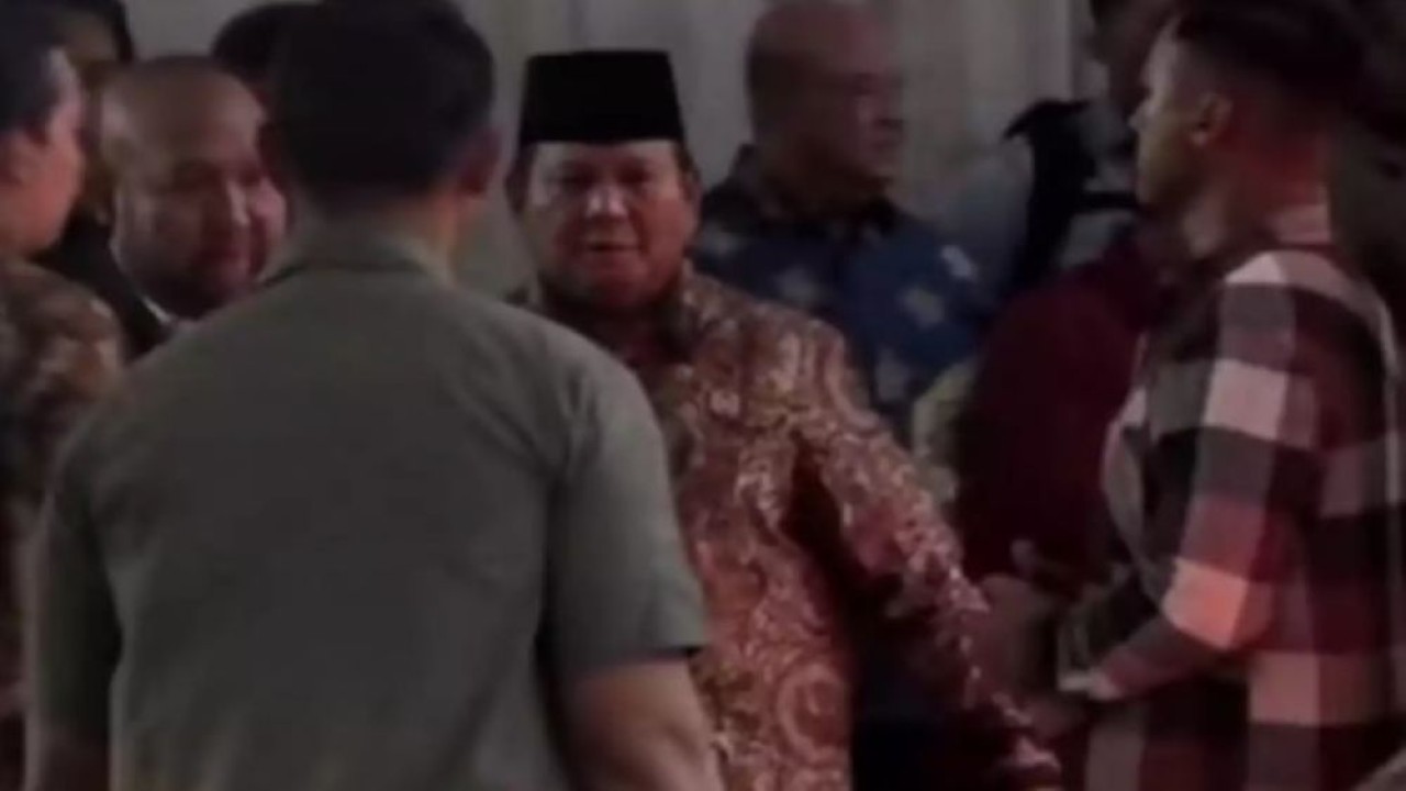 Presiden Prabowo Subianto berkunjung ke rumah dinas Kapolri Jenderal Pol. Listyo Sigit Prabowo, Kamis (25/12/25). (Foto: Istimewa)