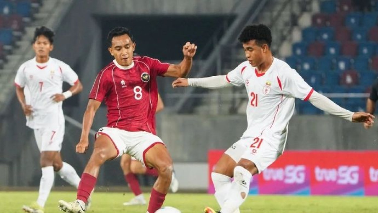 Pesepak bola Timnas Indonesia U-22 Muhammad Rayhan Hannan (kiri) berebut bola dengan pesepak bola Timnas Myanmar Oakkar Naing (kanan) pada pertandingan babak penyisihan Grup C Sepak Bola SEA Games 2025 di The 700th Anniversary of Chiang Mai Stadium, Chiang Mai, Thailand, Jumat, 12 Desember 2025. ANTARA FOTO/NAY/sth/foc. (Antara)