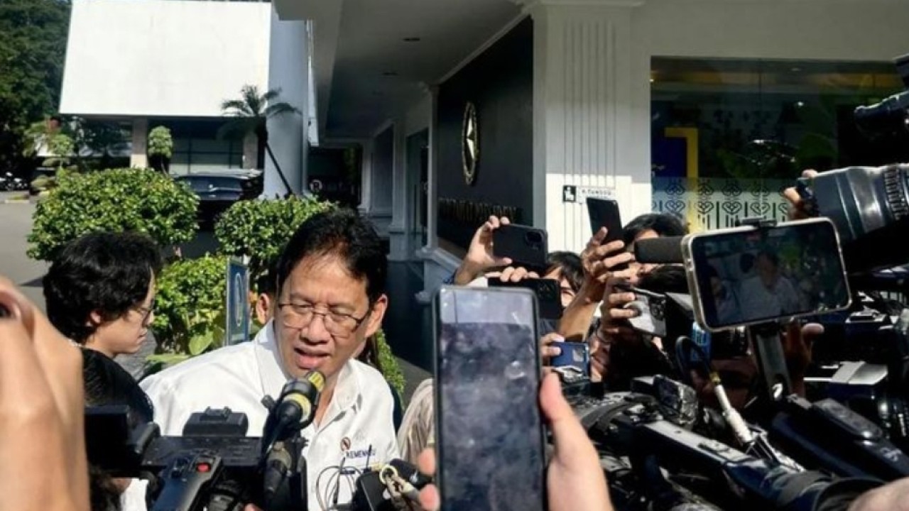 Menteri Keuangan Purbaya Yudhi Sadewa menjawab pertanyaan wartawan sebelum mengikuti rapat terbatas yang dipimpin oleh Presiden Prabowo Subianto di Istana Kepresidenan RI, Jakarta, Senin 5 Januari 2026. ANTARA/Maria Cicilia Galuh. (Antara)