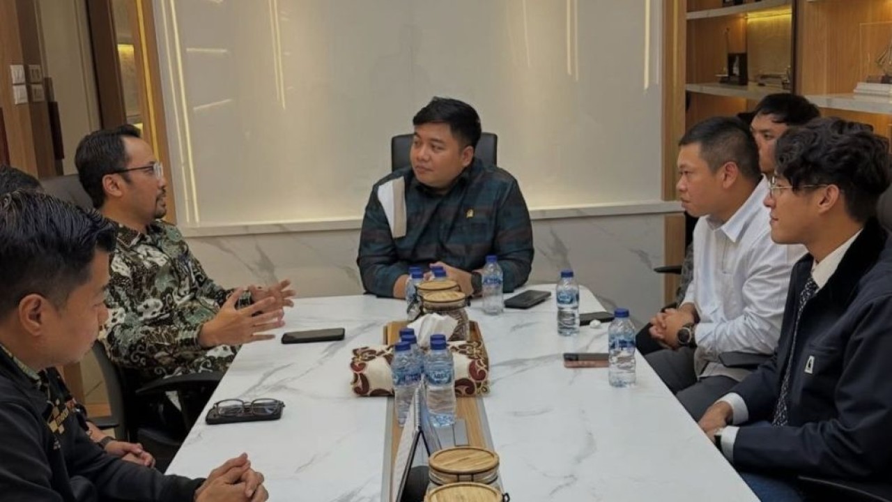 Anggota Komisi VI Fraksi Gerindra, Kawendra Lukistian menjembatani pertemuan antara Pertamina Patra Niaga dan grup musik Wijaya 80. (Foto: Istimewa)