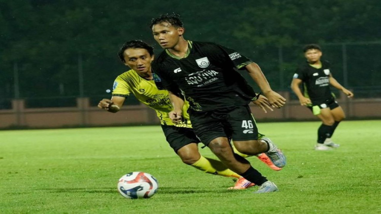 Pemain Gresik United FC dikepung pemain Waanal Brothers/ist