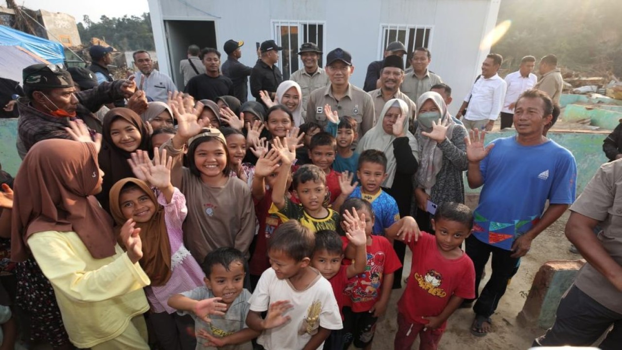 Menteri Koordinator Bidang Infrastruktur dan Pembangunan Kewilayahan (Menko IPK) Agus Harimurti Yudhoyono (AHY) mengecek langsung ketahanan rumah hunian bagi warga terdampak bencana di Desa Lubuk Sidup, Kabupaten Aceh Tamiang, Kamis (22/1/2026). (Foto: Dok/Istimewa)