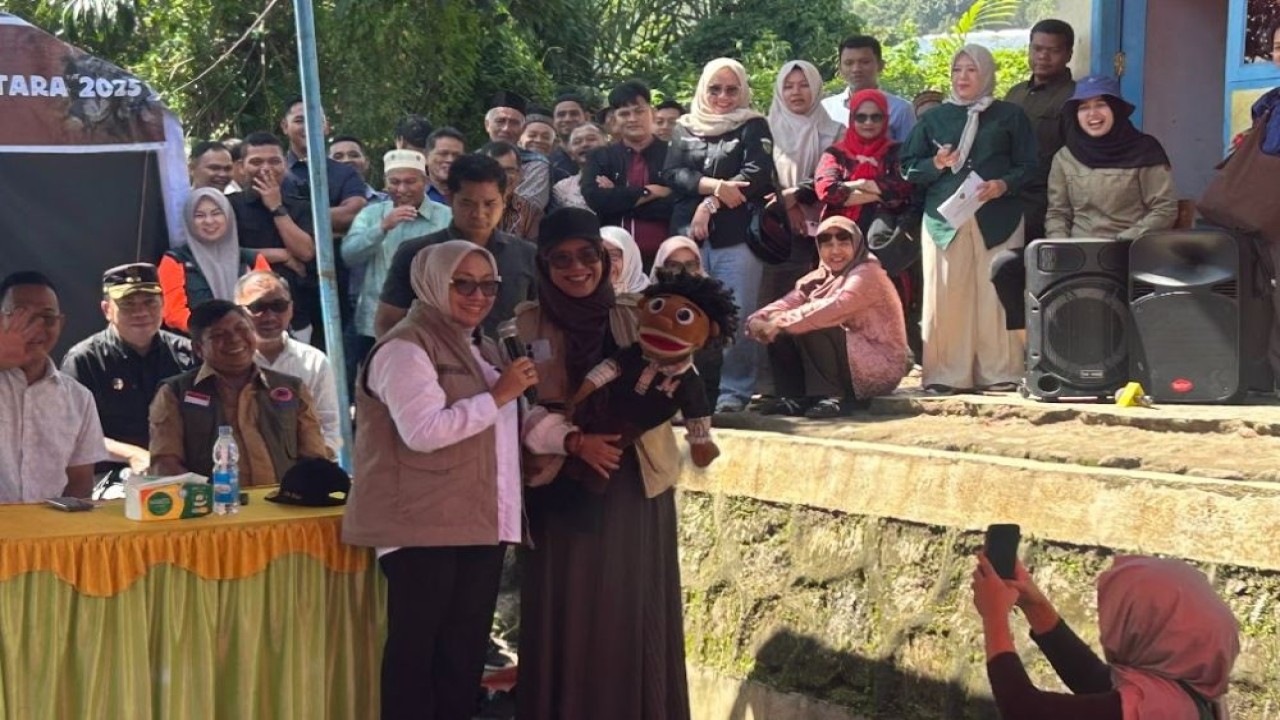 Menteri PPPA Arifah Fauzi meninjau langsung posko pengungsian dan berinteraksi dengan anak-anak di Dusun Pengkolan, Desa Luat Lombang, Kecamatan Sipirok, Tapanuli Selatan, Sumatra Utara. (Foto: Istimewa)