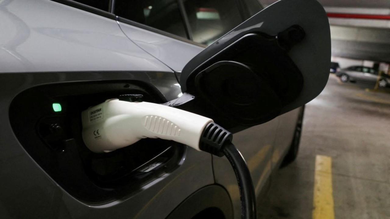 Ilustrasi. Mobil listrik sedang melakukan pengisian daya. (Foto: Reuters)