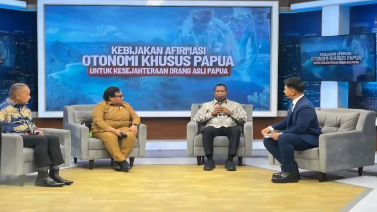 Gubernur Papua Selatan Apolo Safanto (kedua dari kanan) dan Wakil Menteri Dalam Negeri (Wamendagri) Ribka Haluk (kedua dari kiri). ANTARA/HO-dok pribadi.