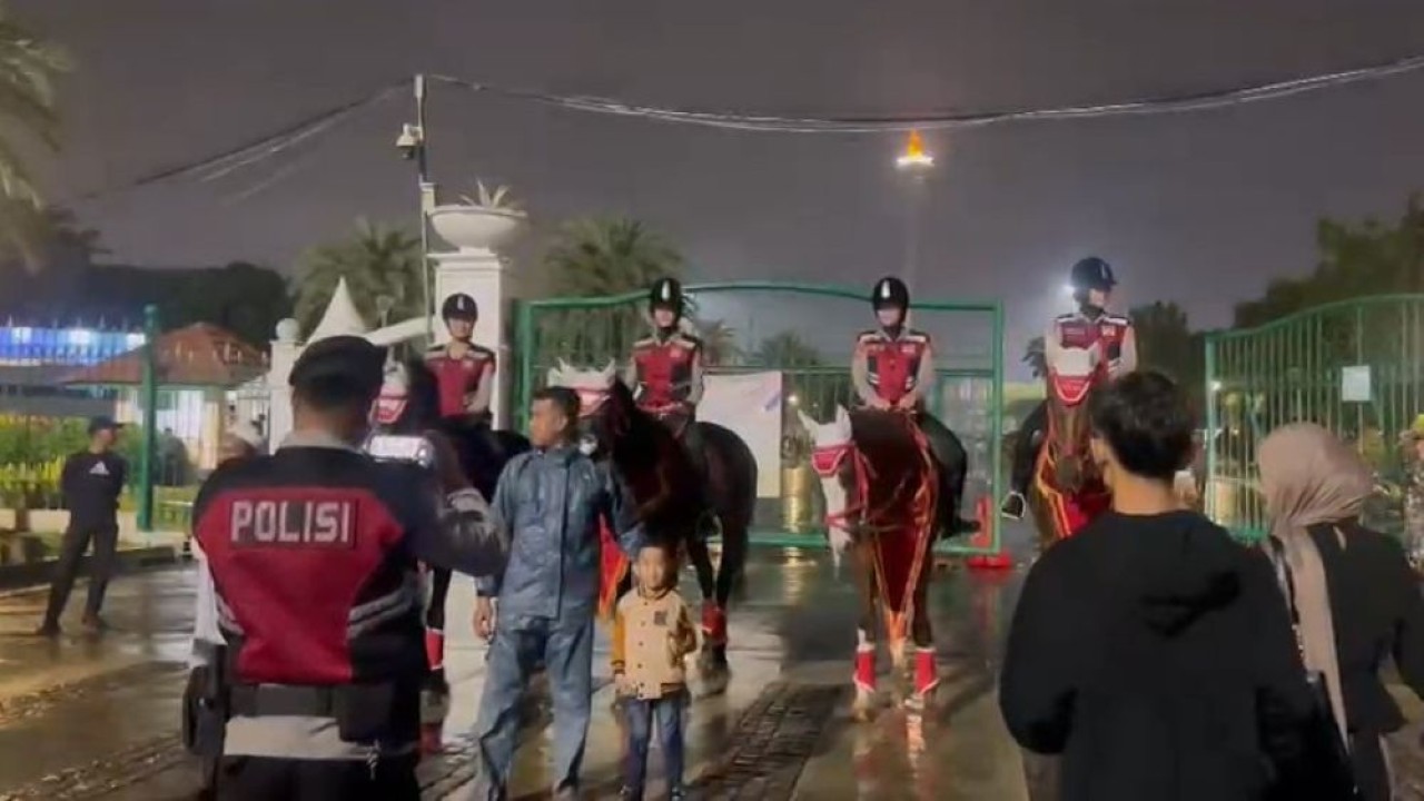 Polisi berkuda menjadi daya tarik bagi warga yang merayakan malam tahun baru bersama keluarga. (Foto: Istimewa)
