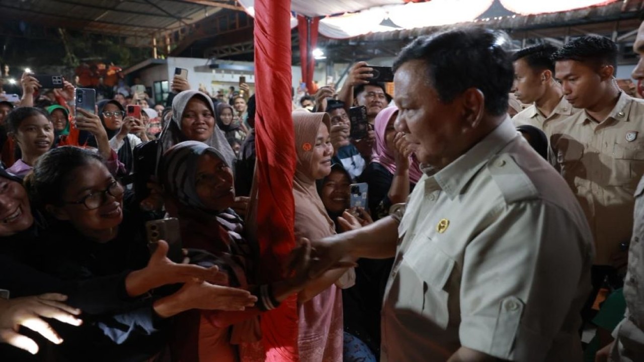 Presiden Prabowo Subianto merayakan malam pergantian tahun 2026 bersama warga pengungsi terdampak bencana di Desa Batu Hula, Kecamatan Batang Toru, Kabupaten Tapanuli Selatan, Sumatra Utara. (Foto: Istimewa)