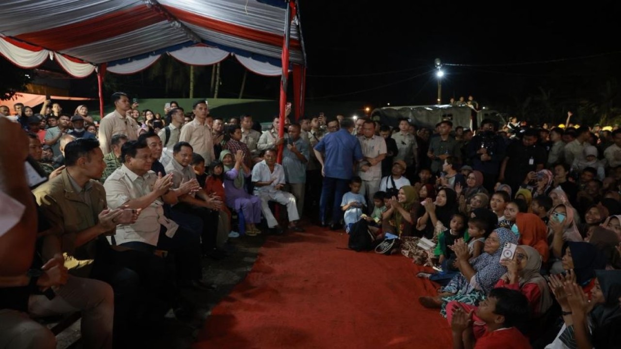 Presiden Prabowo Subianto merayakan malam Tahun Baru 2026 bersama warga pengungsi terdampak bencana di Desa Batu Hula, Kecamatan Batang Toru, Kabupaten Tapanuli Selatan, Sumatra Utara. (Foto: Istimewa)
