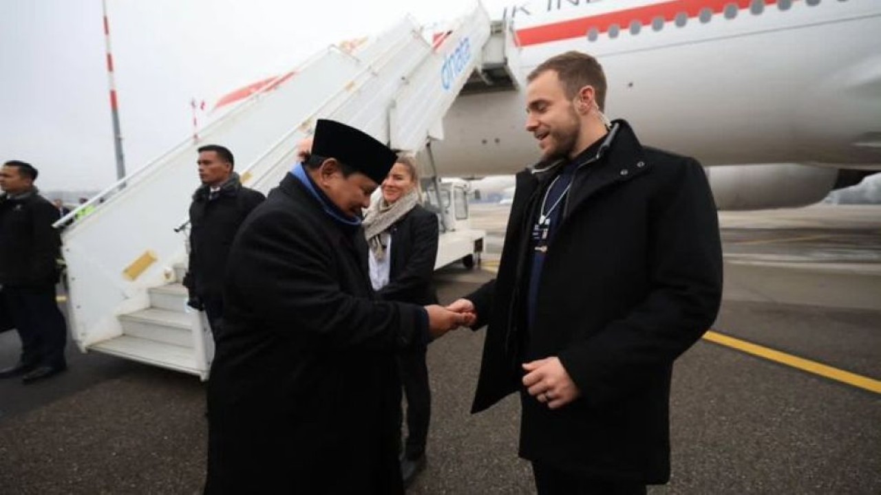 Momen Presiden Prabowo Suianto memerikan koin kepresidenan kepada pengawal Swiss di bandara. (Foto: Instagram Sekretariat Kabinet)