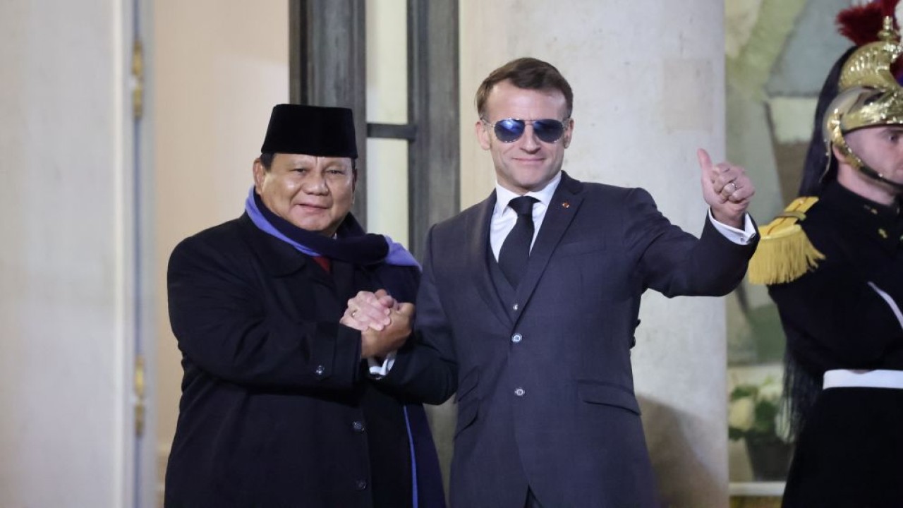 Presiden Prancis Emmanuel Macron menyambut langsung kedatangan Presiden Prabowo Subianto di halaman Istana Elysée. (Foto: Dok/Istimewa)