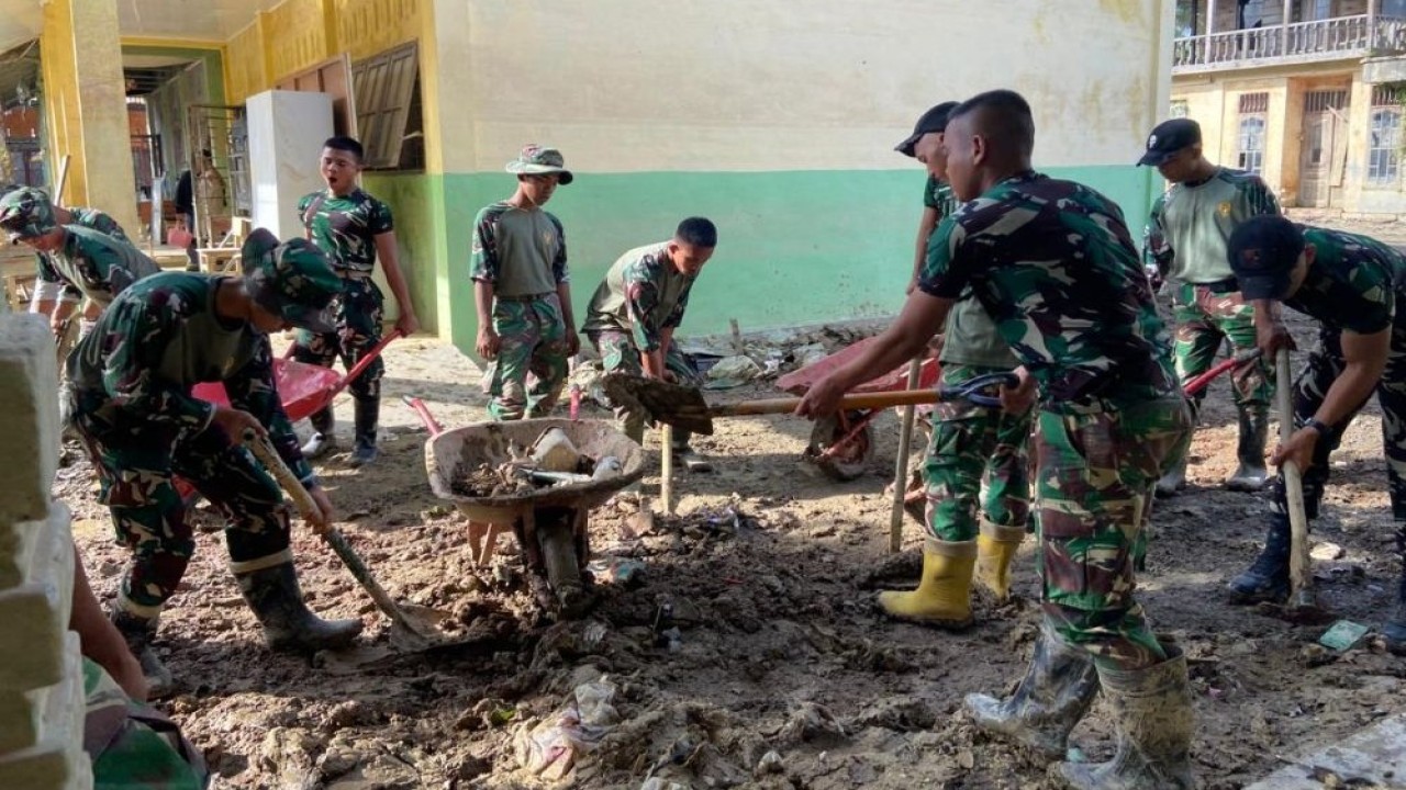 Personel TNI AD terus bergerak ke berbagai titik agar anak-anak bisa kembali ke sekolah. (Foto: Istimewa)