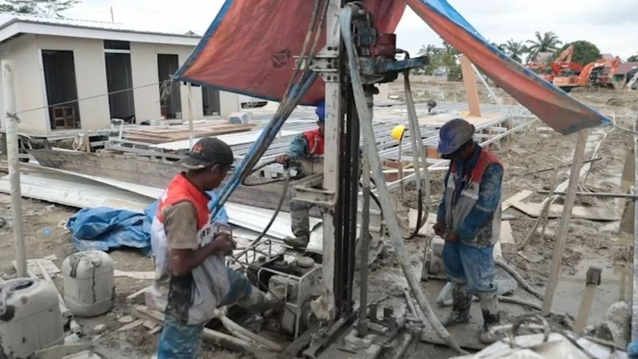 Pembuatan sumur air bersih di hunian sementara dilakukan dengan metode pengeboran menggunakan mesin hingga mencapai lapisan air tanah dalam. (Foto: Istimewa)