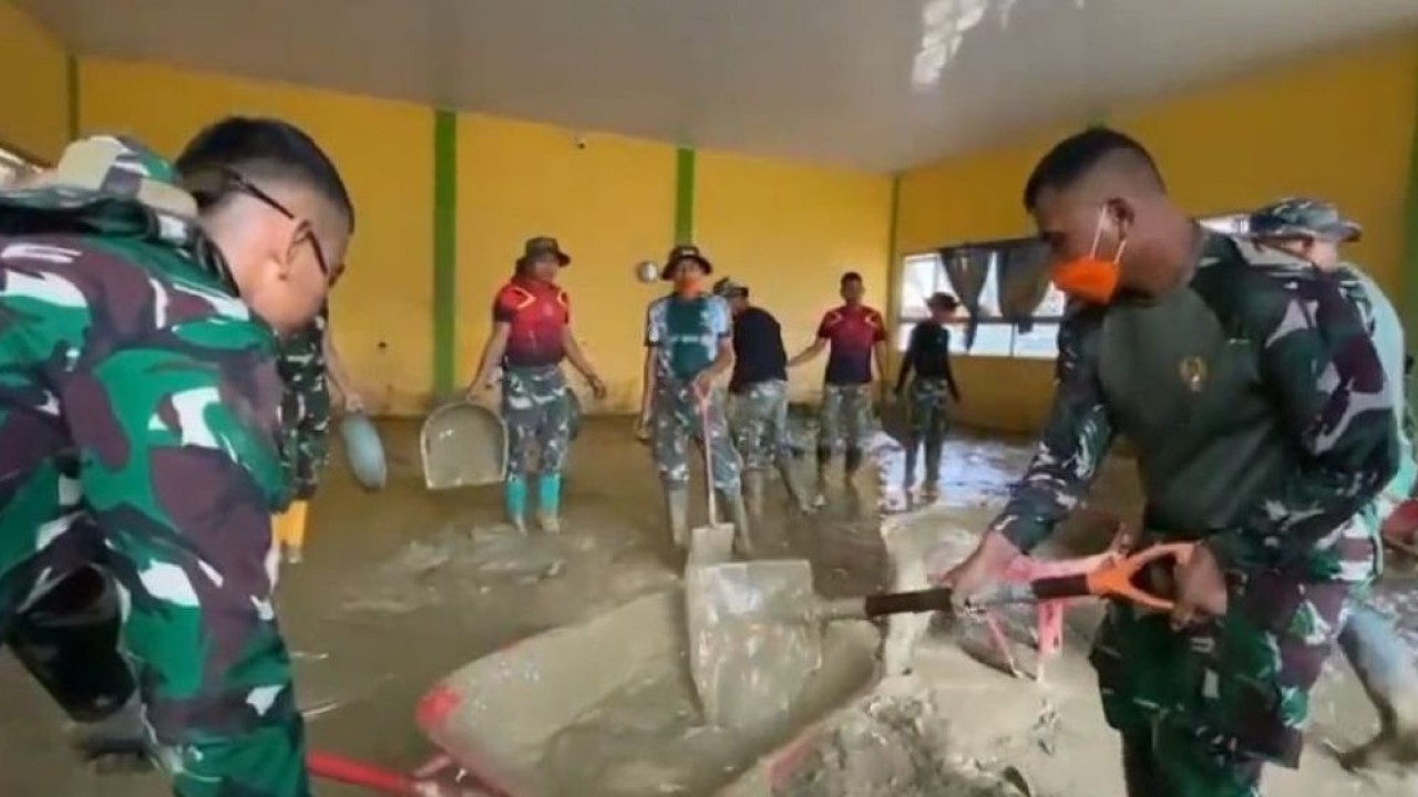 Prajurit TNI, guru, dan siswa gotong royong membersihkan SMKN 1 Kuala Simpang, Kabupaten Aceh Tamiang, Sabtu (10/1/2026). (Foto: Istimewa)