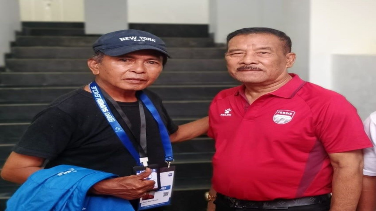 Mantan Direktur Media PSSI era Ketua Umum Djohar Arifin Husin, Tommy Rusihan Arief (kiri) bersama Umuh Muchtar