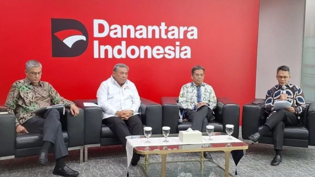 (kiri-kanan) Managing Director Global Relations and Governance Danantara Indonesia Mohamad Al-Arief, Vice Chair for Foreign Affairs KADIN Indonesia Bernardino Moningka Vega, serta Deputi Bidang Promosi Penanaman Modal Kementerian Investasi dan Hilirisasi/BKPM Nurul Ichwan dalam Coffee Morning Session di Wisma Danantara, Jakarta, Jumat 9 Januari 2026. (ANTARA/ Muhammad Heriyanto) (Antara)
