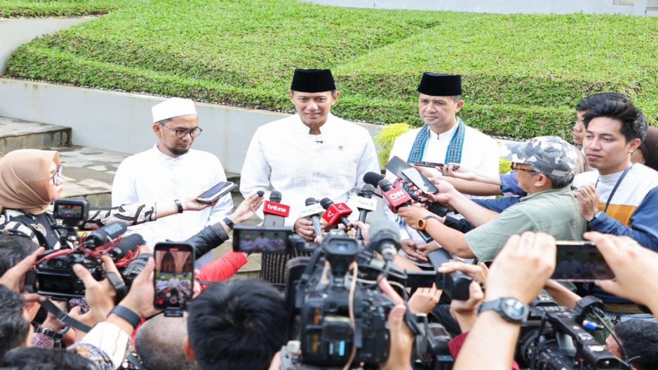 Menteri Koordinator Bidang Infrastruktur dan Pembangunan Kewilayahan, Agus Harimurti Yudhoyono (AHY) didampingi Menteri Transmigrasi Muhammad Iftitah Sulaiman Suryanagara dan Ustadz Adi Hidayat memberikan keterangan pers usai Safari Ramadan di Ma’had Islam Rafiatul Akhyar Institute (MIRA Institute), Pandeglang, Banten. (Istimewa)
