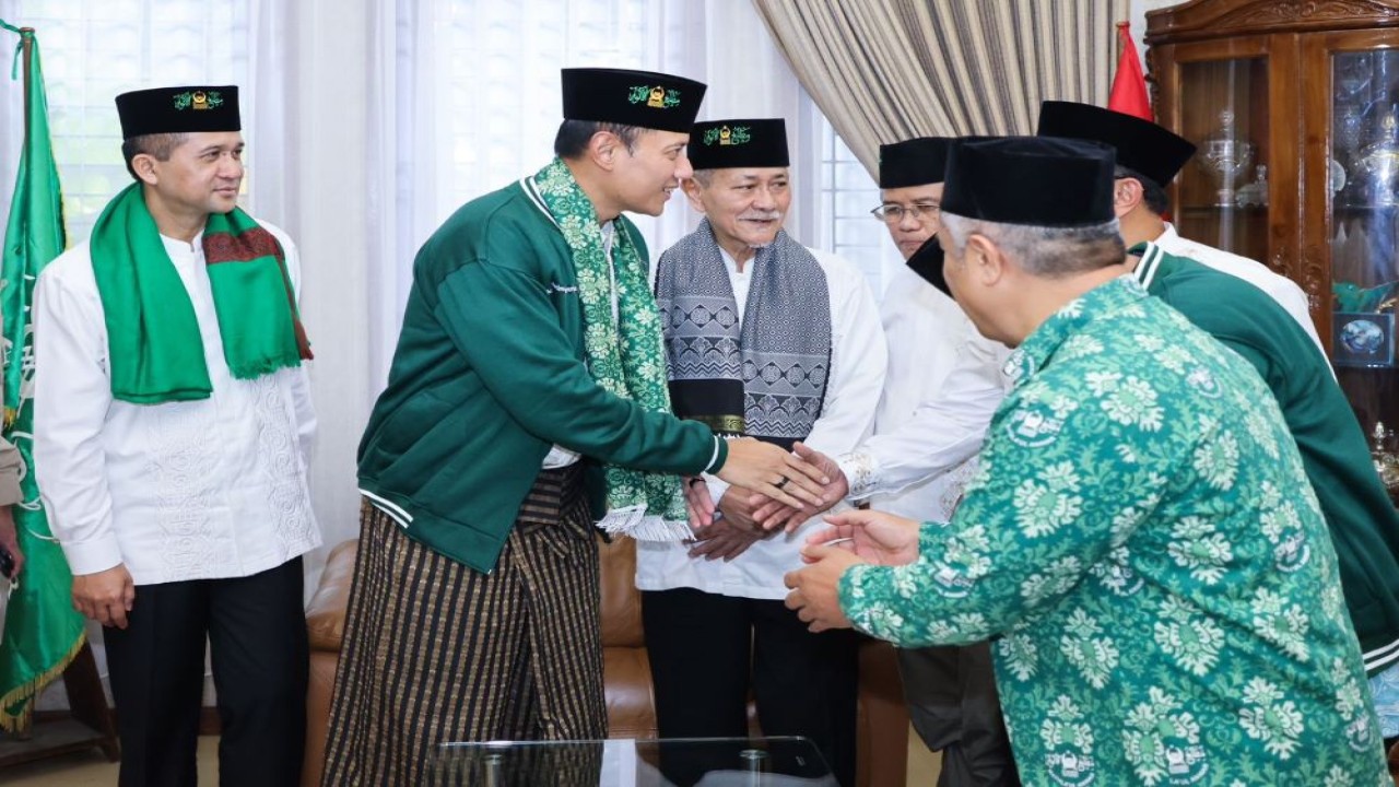 Menteri Koordinator Bidang Infrastruktur dan Pembangunan Kewilayahan, Agus Harimurti Yudhoyono (AHY) melakukan Safari Ramadan sekaligus silaturahmi dengan Ketua Umum Pengurus Besar Mathla’ul Anwar, KH Embay Mulya Syarif, di Banten, Sabtu (21/2/2026). (Istimewa)