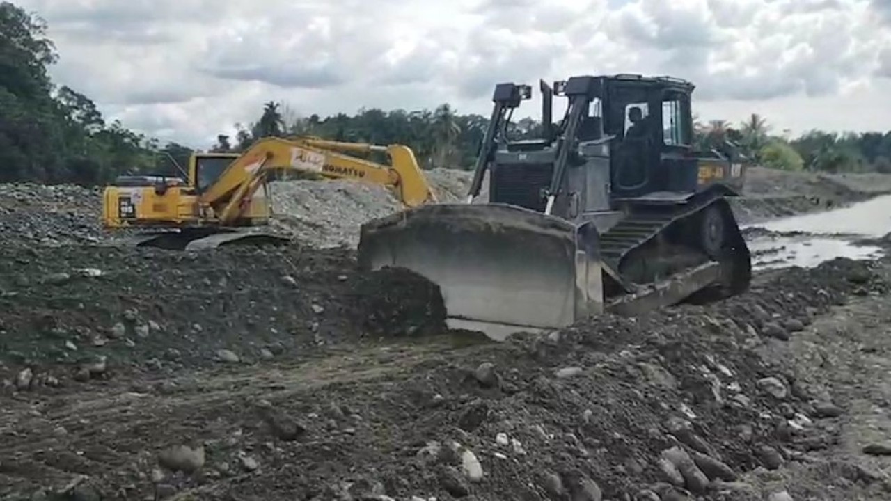 Alat berat dikerahkan untuk memindahkan aliran sungai. (Foto: Dok/Istimewa)