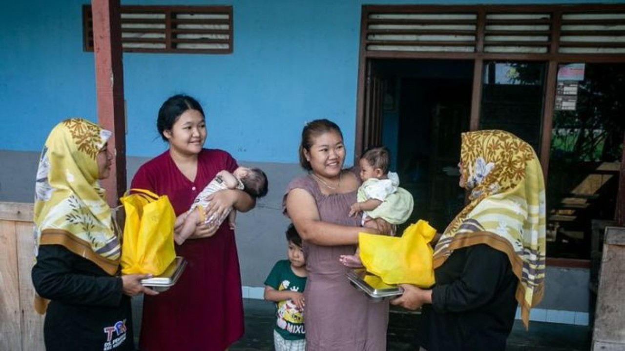 Kader Tim Pendamping Keluarga mengantarkan paket Makan Bergizi Gratis (MBG) untuk ibu hamil dan ibu menyusui di Desa Pengkok, Kedawung, Sragen, Jawa Tengah, Kamis (29/1/2026). (ANTARA FOTO/Mohammad Ayudha/rwa)