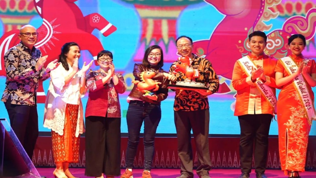 Wakil Menteri Ekonomi Kreatif/Wakil Kepala Badan Ekonomi Kreatif sekaligus Ketua Umum Panitia Imlek Nasional 2577, Irene Umar, melakukan prosesi pertukaran maskot Kuda Api antara Indonesia dengan Tiongkok pada acara Imlek Festival 2577 yang menegaskan momentum memperkuat diplomasi kreatif kedua negara. (Foto: Dok/Istimewa)